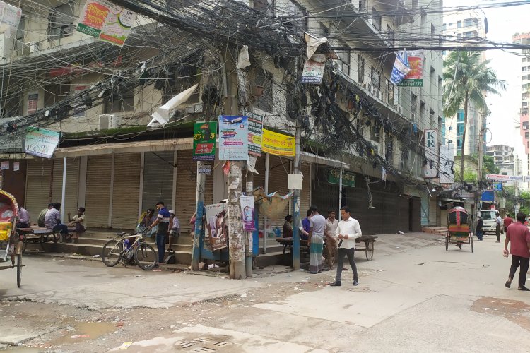 গলিতে আড্ডা, প্রধান সড়ক ফাঁকা>
</div>
</div>
<div class=