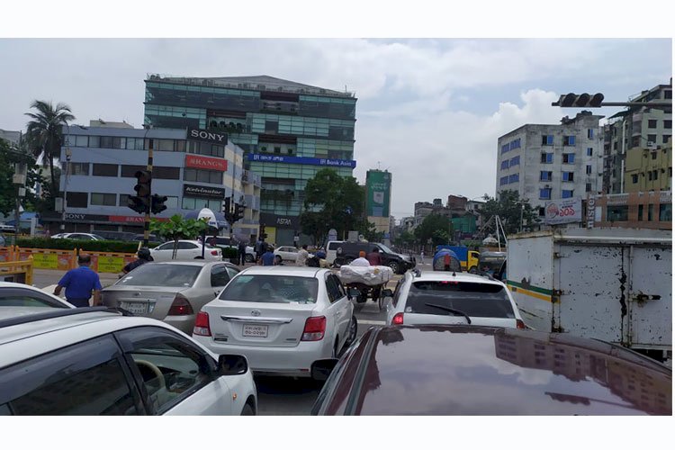 রাজধানীতে ব্যাক্তিগত গাড়ীর রাজত্ব>
</div>
</div>
<div class=