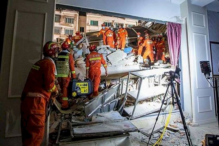 চীনে হোটেল ধস: নিহত বেড়ে ১৭>
</div>
</div>
<div class=