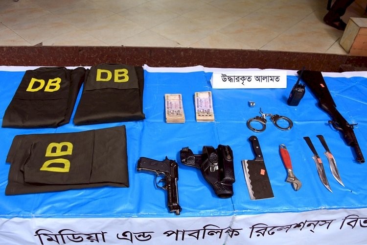 ডিবি পুলিশের ছদ্মবেশে ডাকাতি, গ্রেফতার ৪>
</div>
</div>
<div class=