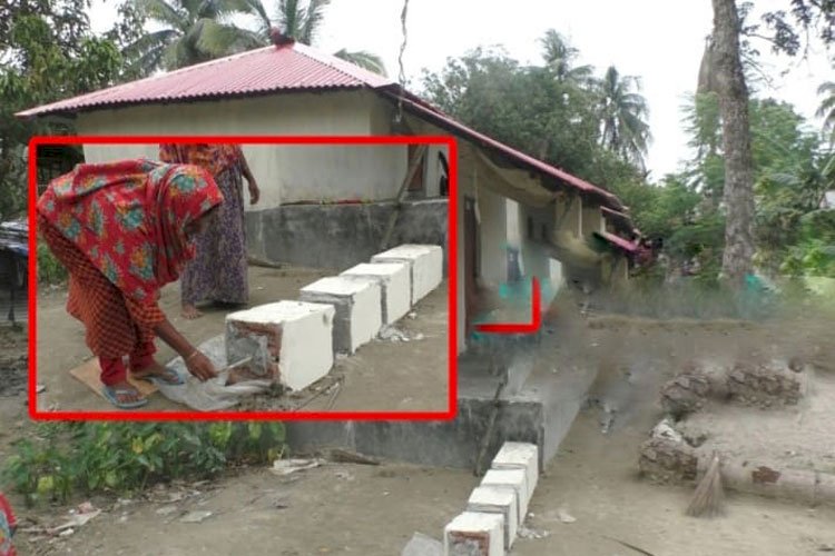 ভেঙ্গে পড়লো আশ্রয়ণ প্রকল্পের ঘরের পিলার, ফাটল ধরেছে অন্যান্য ঘরেও>
</div>
</div>
<div class=