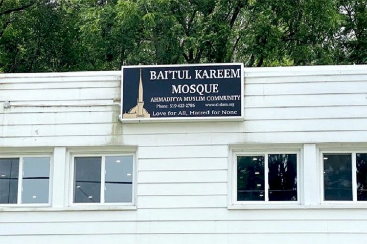 কানাডায় মসজিদে ইসলাম বিদ্বেষীদের ভয়াবহ হামলা>
</div>
</div>
<div class=