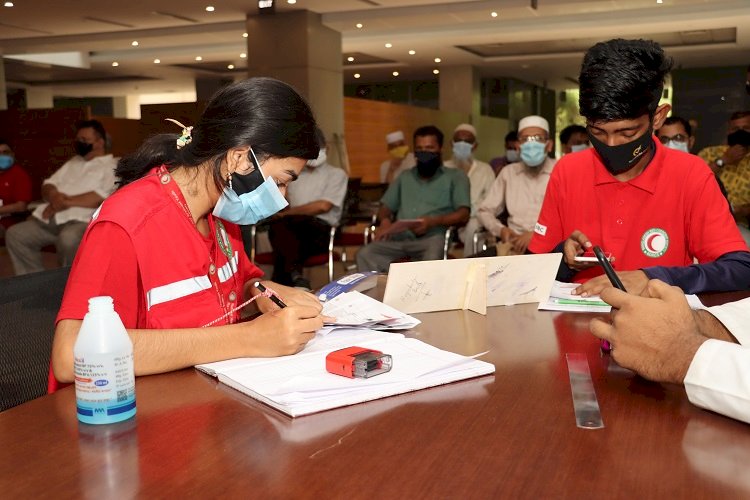 গণ টিকাদান ক্যাম্পেইননে কাজ করছে রেড ক্রিসেন্ট>
</div>
</div>
<div class=