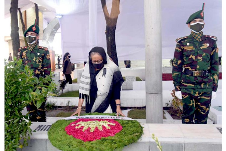 জাতীয় শোক দিবসে বঙ্গবন্ধুর প্রতিকৃতিতে প্রধানমন্ত্রীর শ্রদ্ধা
