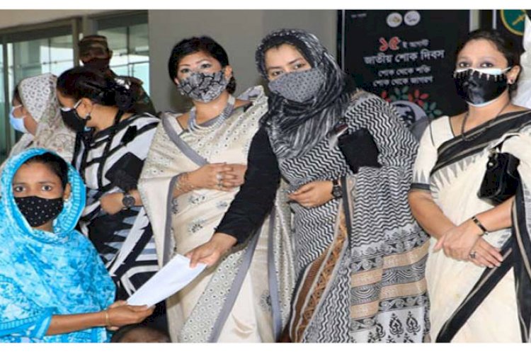 জাতীয় শোক দিবস উপলক্ষে ঢাকা সেনানিবাস লেডিস ক্লাবের উদ্যোগে ত্রাণ বিতরণ>
</div>
</div>
<div class=