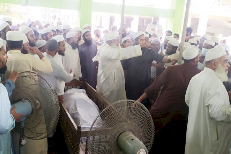 জুনায়েদ বাবুনগরীর জানাজা রাত ১১টায়>
</div>
</div>
<div class=