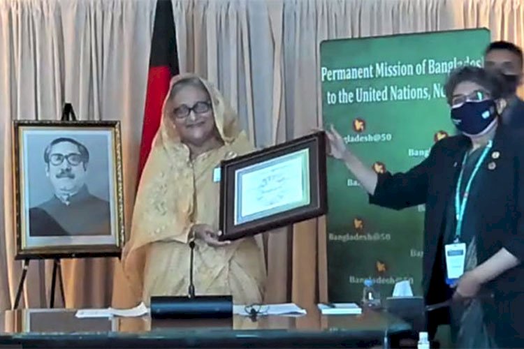 প্রধানমন্ত্রীকে জাতিসংঘের এসডিজি অগ্রগতি পুরস্কার প্রদান>
</div>
</div>
<div class=