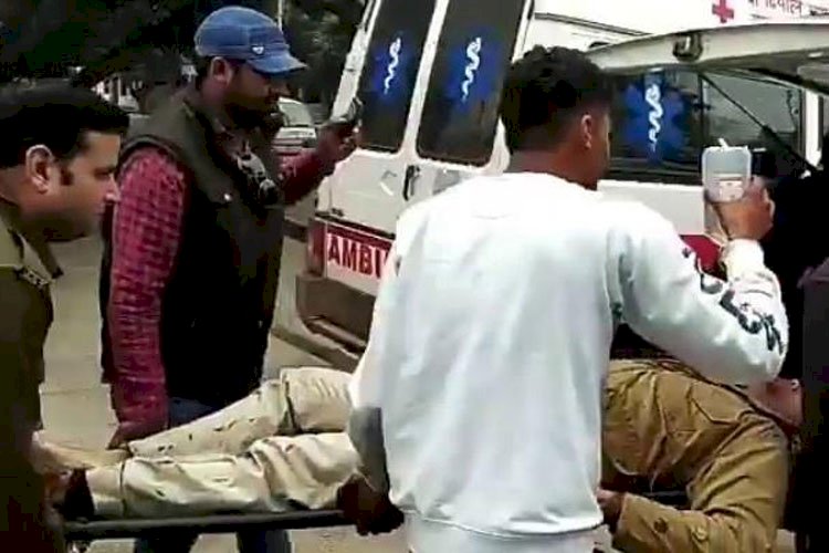 ভারতের দিল্লির আদালত কক্ষের ভেতরে গোলাগুলি, নিহত ৩>
</div>
</div>
<div class=