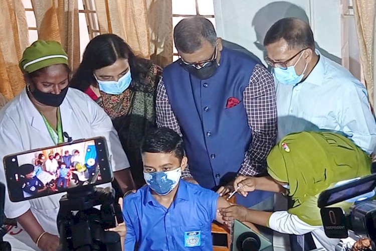 স্কুলশিক্ষার্থীদের পরীক্ষামূলক করোনার টিকা দেওয়া শুরু>
</div>
</div>
<div class=