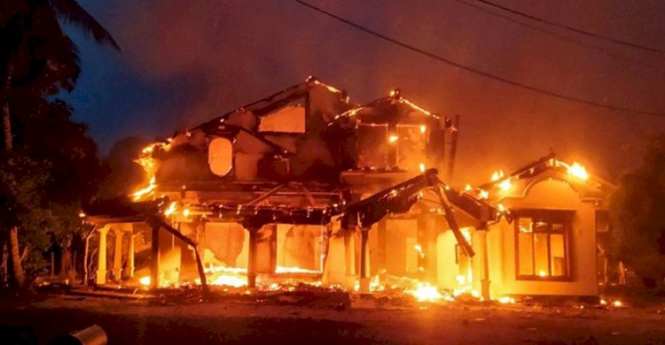 শ্রীলঙ্কায় বিক্ষোভ : একরাতে ৩৩ এমপির বাড়িতে আগুন