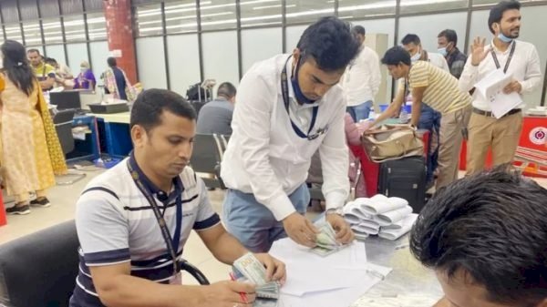 শাহজালালে দুই লাখের বেশি ডলার নিয়ে দুই যাত্রী ধরা