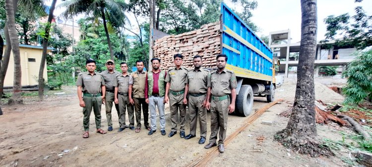 চট্টগ্রাম উত্তর বন বিভাগ কর্তৃক অবৈধভাবে কাঠ পাচারের সময় গর্জন কাঠের চৌকাঠ সহ ট্রাক জব্দ