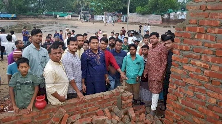 শামলাপুর খেলার মাঠে অবৈধ স্থাপনা গুঁড়িয়ে দিলেন চেয়ারম্যান