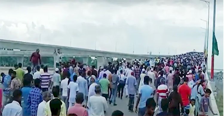 পদ্মা সেতুর ওপর হাজারো মানুষের ঢল
