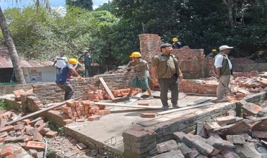 বন কর্মকর্তা-কর্মচারীদের উদ্যেগে কলাতলী বিটের একটি অবৈধ স্থাপনা উচ্ছেদ