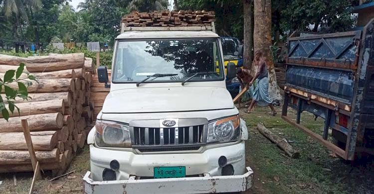 চট্টগ্রাম উত্তর বন বিভাগের হাটহাজারী রেঞ্জে সেগুন চিড়াইকাঠ বোঝাই পিকআপ সহ আটক ৩>
</div>
</div>
<div class=