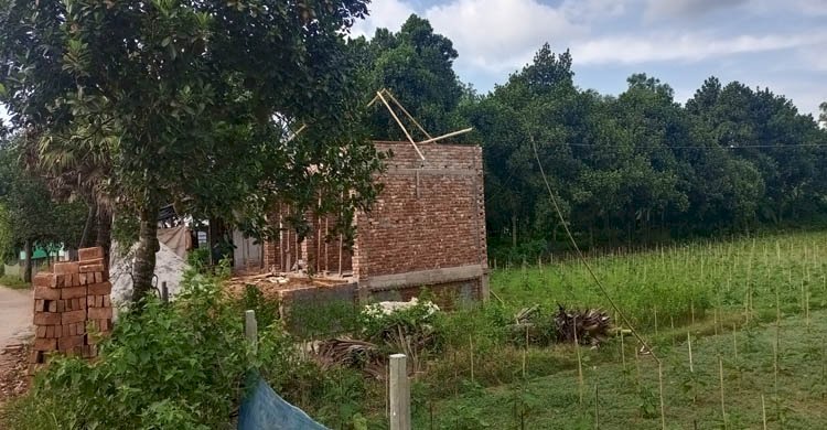 ময়মনসিংহ বন বিভাগের ভালুকা রেঞ্জে কাদিগড় বিটে চলছে বনভূমি দখল করে পাকা স্থাপনা নির্মানের প্রতিযোগিতা