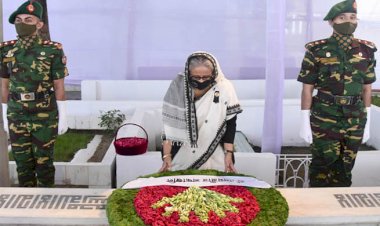 ধানমণ্ডিতে বঙ্গবন্ধুর প্রতিকৃতিতে প্রধানমন্ত্রীর শ্রদ্ধা নিবেদন