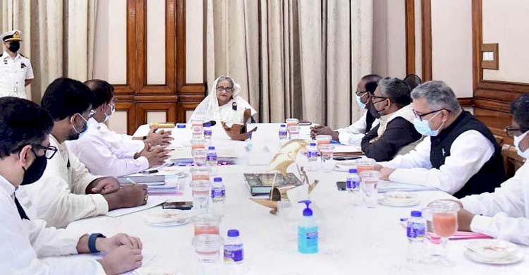 ‘বিশ্ববাজারে তেলের দাম কমার সঙ্গে সঙ্গেই আমরা সমন্বয় করব’