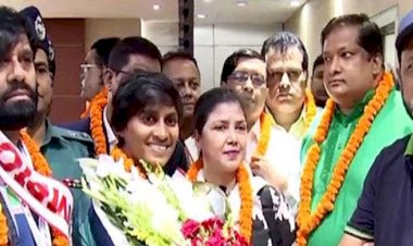 কেক কেটে ও ফুলের মালা দিয়ে চ্যাম্পিয়নদের সংবর্ধনা