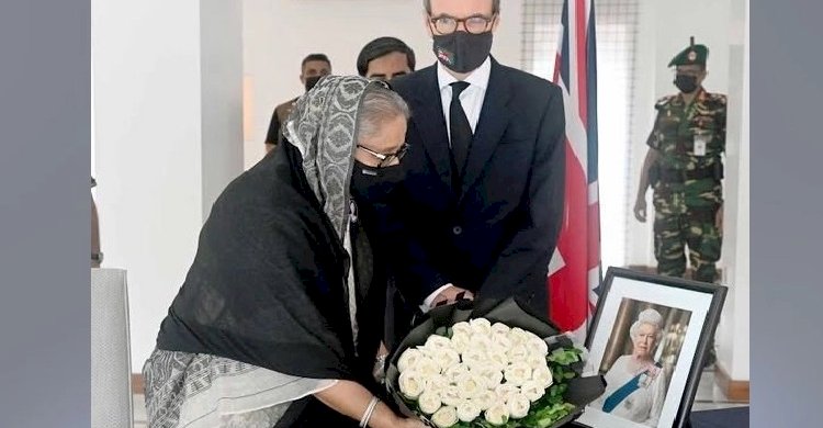 রানীর প্রতি প্রধানমন্ত্রীর শ্রদ্ধা, শোক বইয়ে স্বাক্ষর