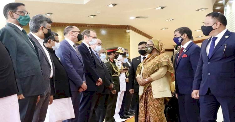 লন্ডনের উদ্দেশে ঢাকা ছাড়লেন প্রধানমন্ত্রী>
</div>
</div>
<div class=