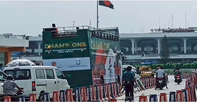 ট্রফি নিয়ে দেশে ফিরল সাফজয়ী মেয়েরা