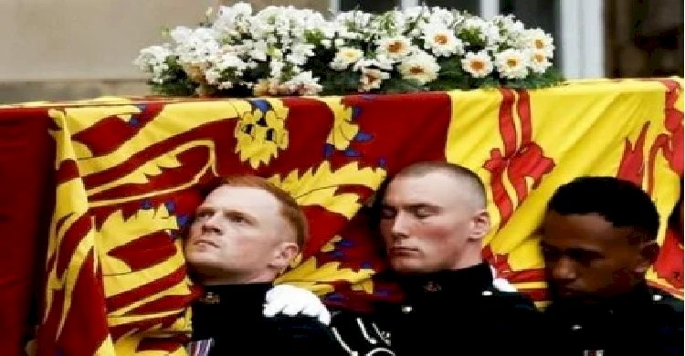 কফিনবন্দী রানির চিরবিদায়ের যাত্রা শুরু