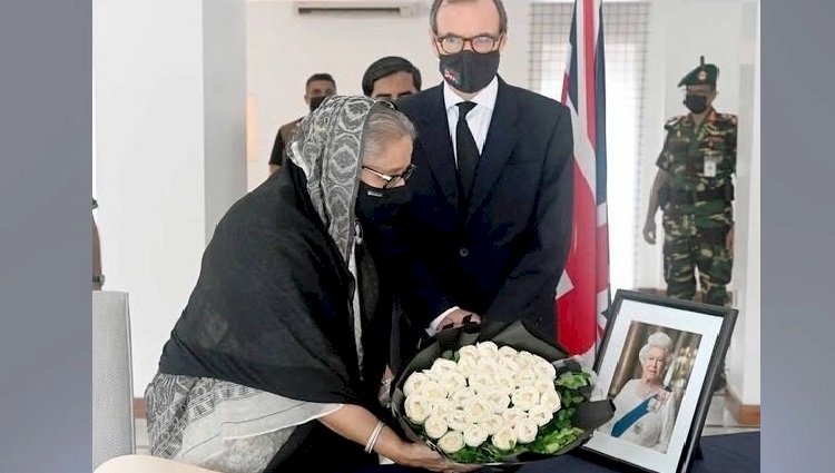 রানীর প্রতি প্রধানমন্ত্রীর শ্রদ্ধা, শোক বইয়ে স্বাক্ষর