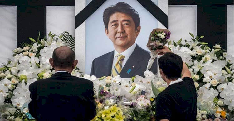 আবেকে শেষ শ্রদ্ধা জানাচ্ছে জাপান, চলছে বিক্ষোভও