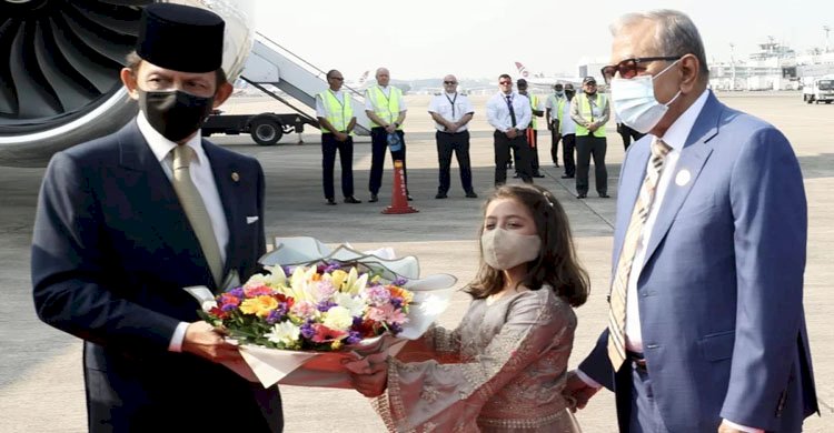 ঢাকায় পৌঁছেছেন ব্রুনাইয়ের সুলতান, বিমানবন্দরে লাল গালিচা সংবর্ধনা