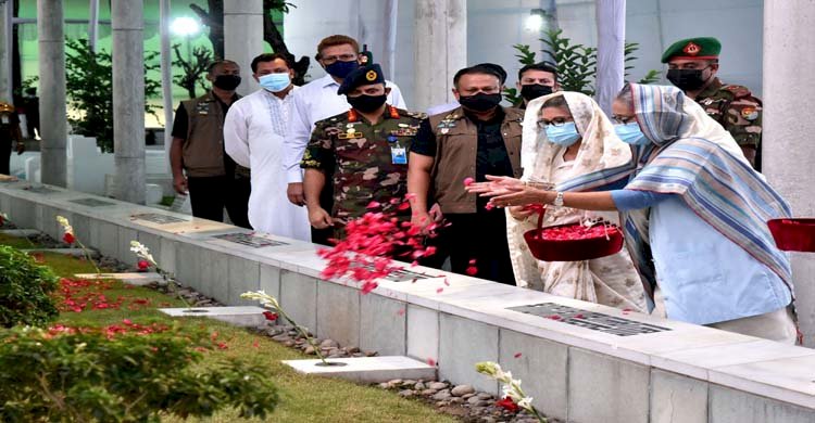 বনানী কবরস্থানে শহীদদের প্রতি প্রধানমন্ত্রীর শ্রদ্ধা