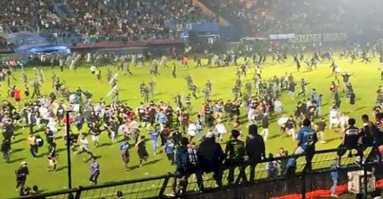 ইন্দোনেশিয়ায় ফুটবল মাঠে পদদলিত হয়ে নিহত বেড়ে ১৭৪