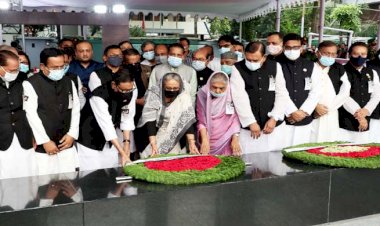 জেলহত্যা দিবসে বঙ্গবন্ধুর প্রতিকৃতিতে প্রধানমন্ত্রীর শ্রদ্ধা