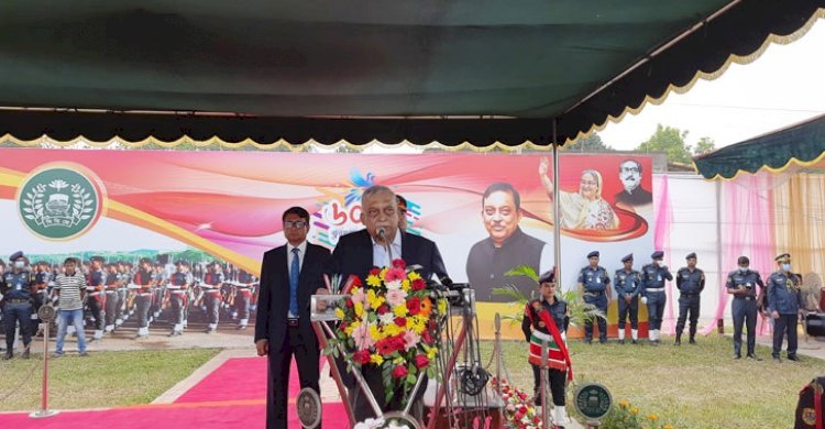 দুর্বলতার ফাঁকফোকর দিয়ে জঙ্গিরা বেরিয়ে গেছে: স্বরাষ্ট্রমন্ত্রী>
</div>
</div>
<div class=