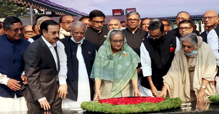বঙ্গবন্ধুর প্রতিকৃতিতে নবনির্বাচিত আওয়ামী লীগ নেতাদের শ্রদ্ধা
