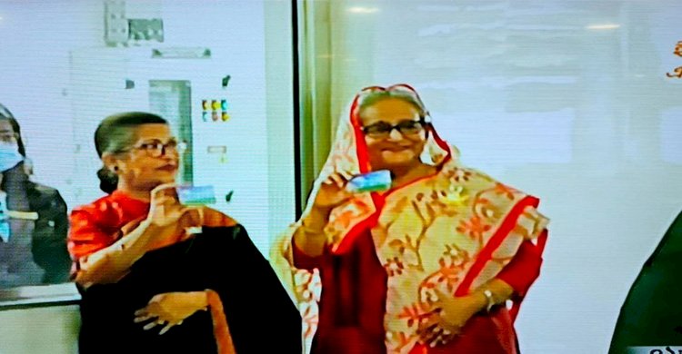 মেট্রোরেলের প্রথম যাত্রী হিসেবে টিকিট কাটলেন প্রধানমন্ত্রী>
</div>
</div>
<div class=