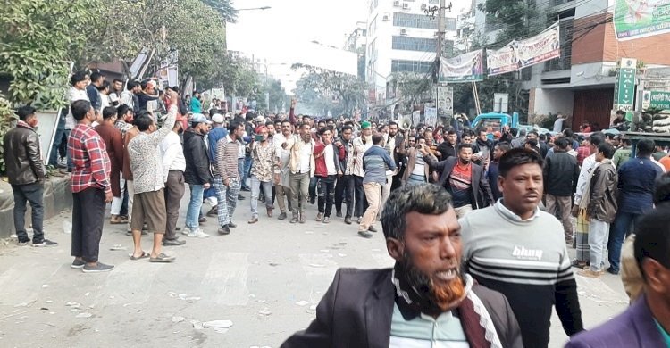 গোলাপবাগ মাঠ পেরিয়ে সড়কেও বিএনপি নেতাকর্মীরা