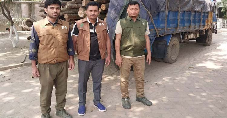 সোনারগাঁওয়ে চোরাই কাঠসহ পিকআপ আটক