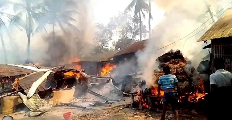 রোহিঙ্গা ক্যাম্পে ভয়াবহ আগুনে পুড়লো ২ হাজার ঘর