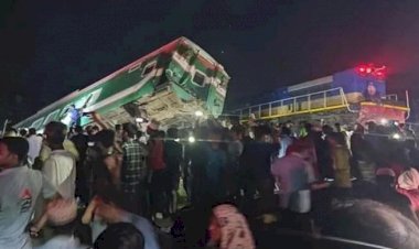 মালবাহী ট্রেনে সোনার বাংলার ধাক্কা, আহত অর্ধশতাধিক