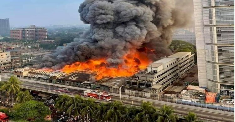পুড়ে ছাই সব দোকান, ধ্বংসস্তূপে পরিণত বঙ্গবাজার>
</div>
</div>
<div class=