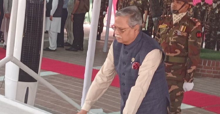 টুঙ্গিপাড়ায় বঙ্গবন্ধুর সমাধিতে রাষ্ট্রপতির শ্রদ্ধা