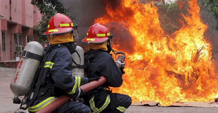 আদাবরে ৮ তলা ভবনে আগুন, নিয়ন্ত্রণে ৭ ইউনিট>
</div>
</div>
<div class=