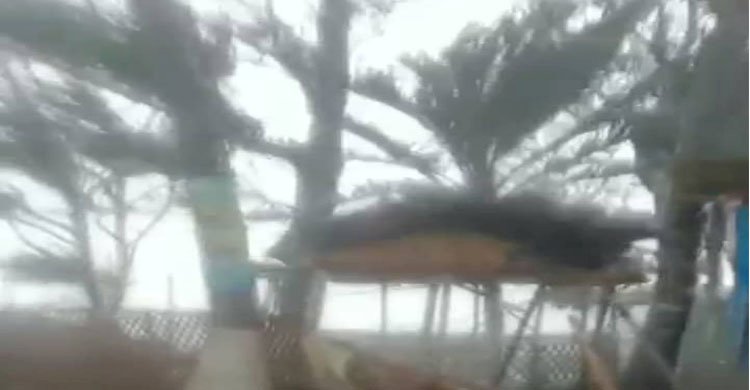 ঘূর্ণিঝড় মোখা :সেন্টমার্টিনে প্রচণ্ড বেগে বাতাস