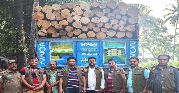 হাটহাজারী রেঞ্জ কর্তৃক সেগুন ও আকাশমনি গোলকাঠ বোঝাই ট্রাক আটক