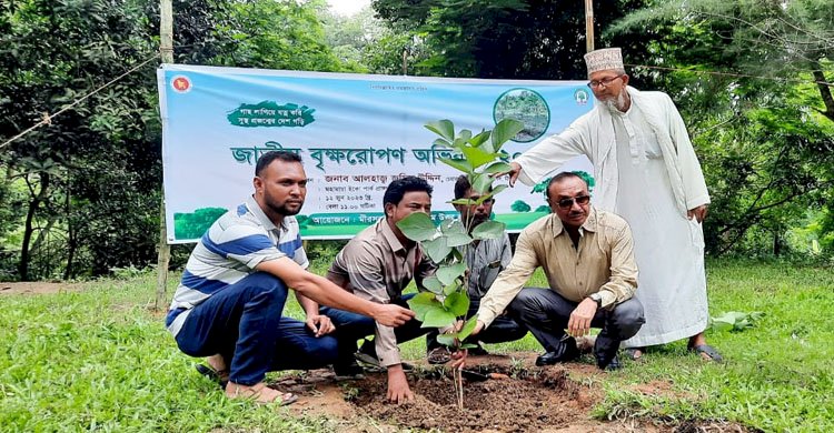 গাছ লাগিয়ে যত্ন করি সুস্থ প্রজন্মের দেশ গড়ি