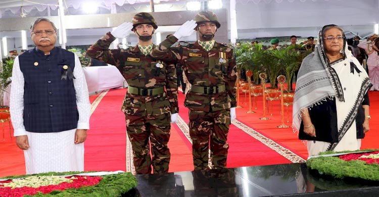 বঙ্গবন্ধুর প্রতিকৃতিতে রাষ্ট্রপতি ও প্রধানমন্ত্রীর শ্রদ্ধা>
</div>
</div>
<div class=