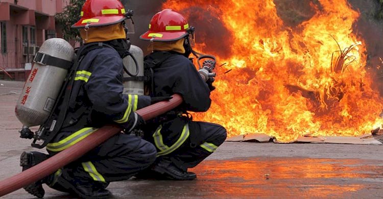 লালবাগে আগুন, নিয়ন্ত্রণে ৮ ইউনিট>
</div>
</div>
<div class=