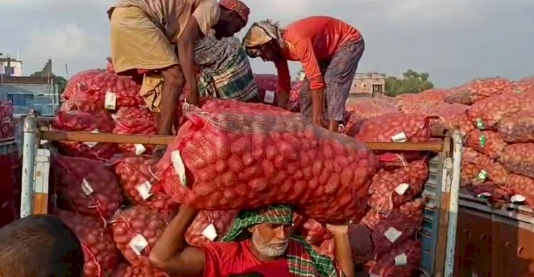 এক দিনে এলো ৯৭৬ মেট্রিক টন আলু, পাইকারি ৩১ টাকা>
</div>
</div>
<div class=